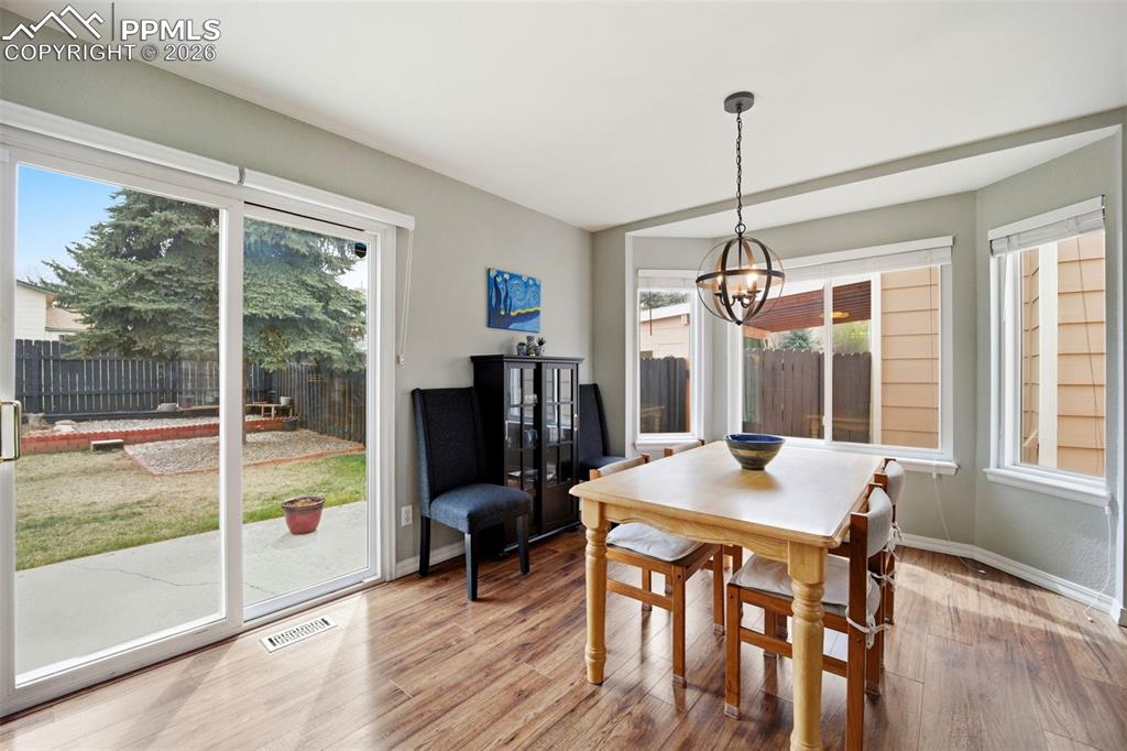 Image 10 of 32: Dining Area