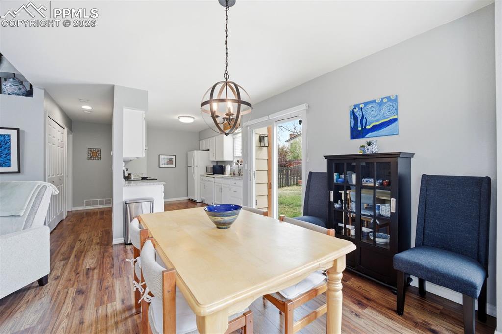 Image 12 of 32: Dining Area