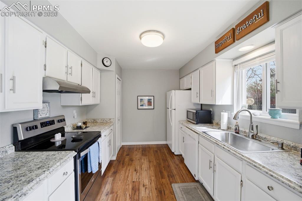 Image 13 of 32: Kitchen