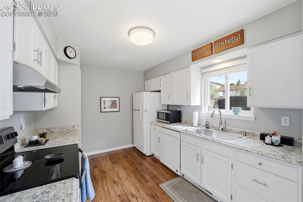 Image 14 of 32: Kitchen