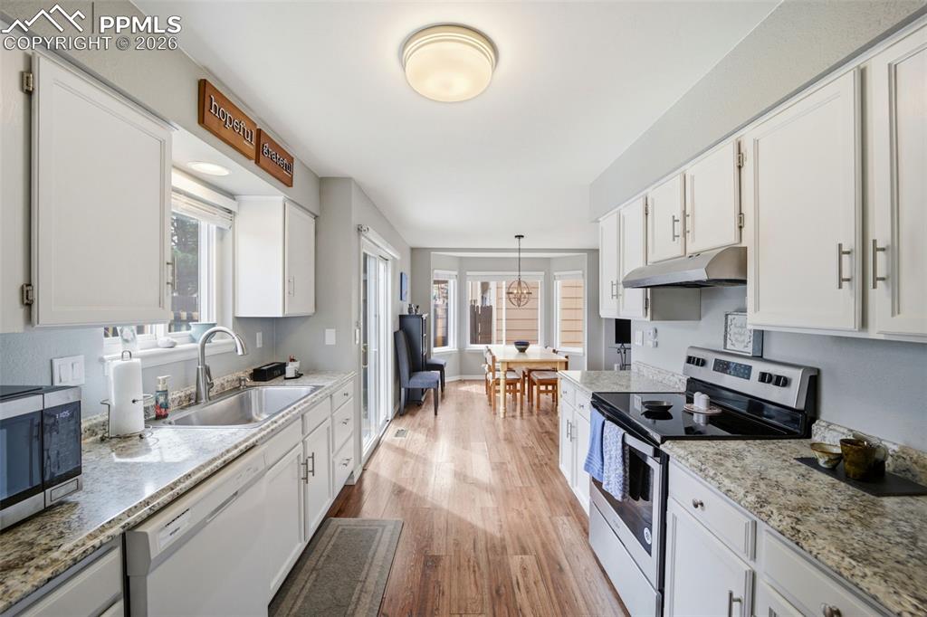 Image 15 of 32: Kitchen