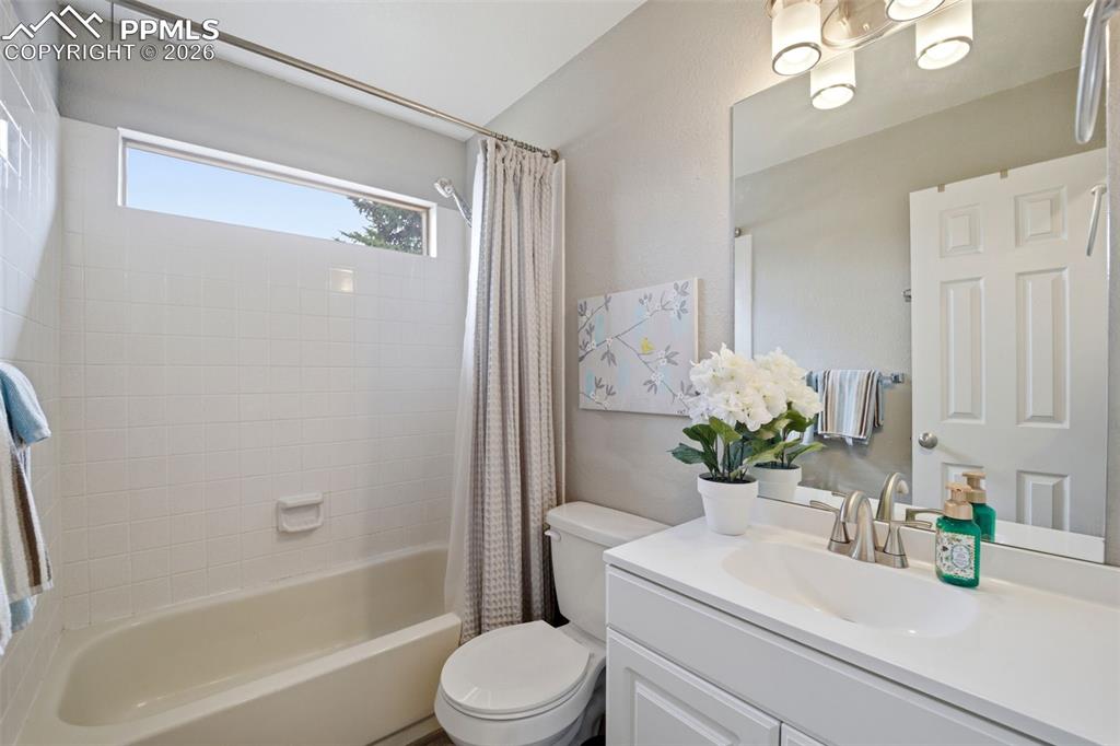 Image 23 of 32: Bath 2