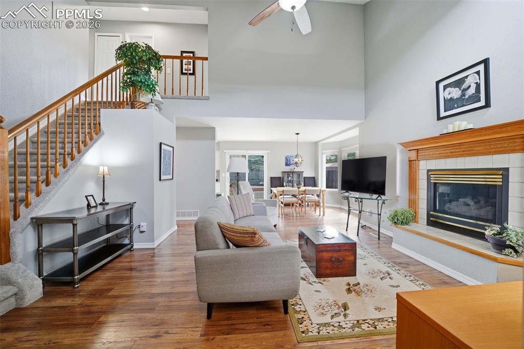 Image 4 of 32: Living Room