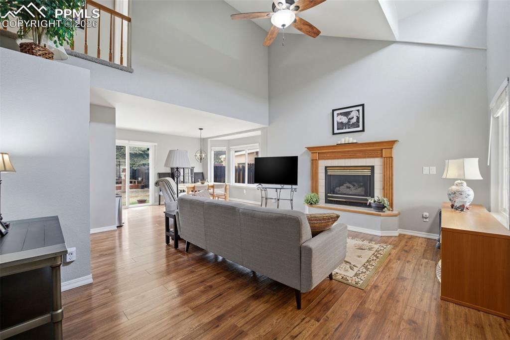 Image 6 of 32: Living Room