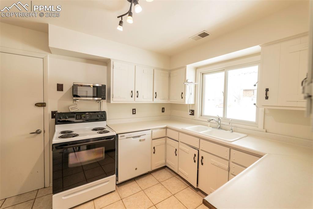 Image 10 of 45: Kitchen