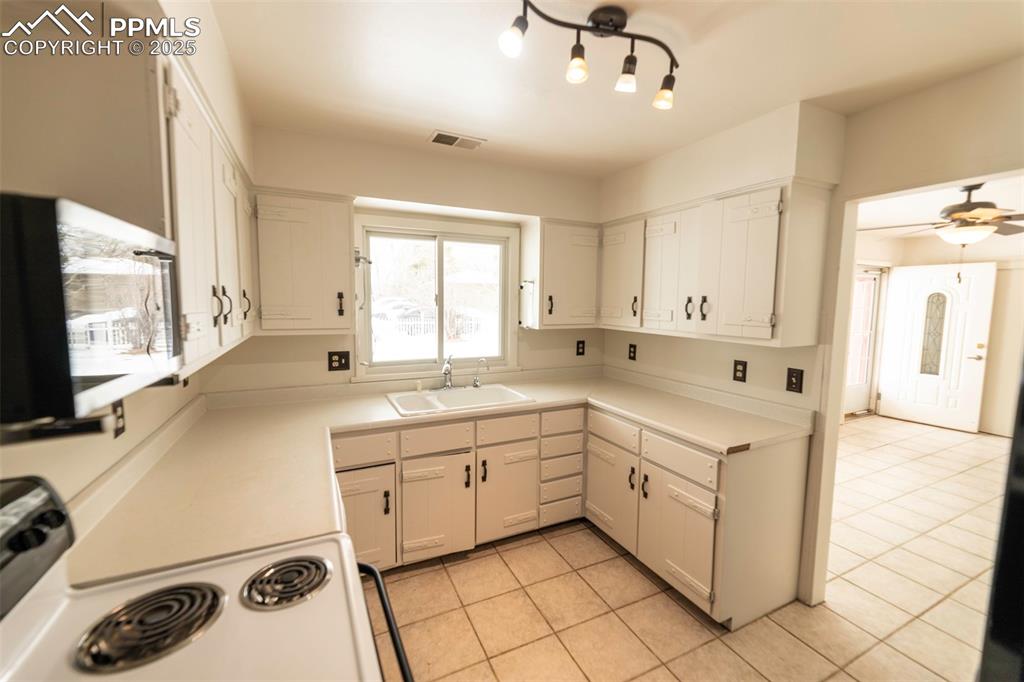 Image 11 of 45: Kitchen