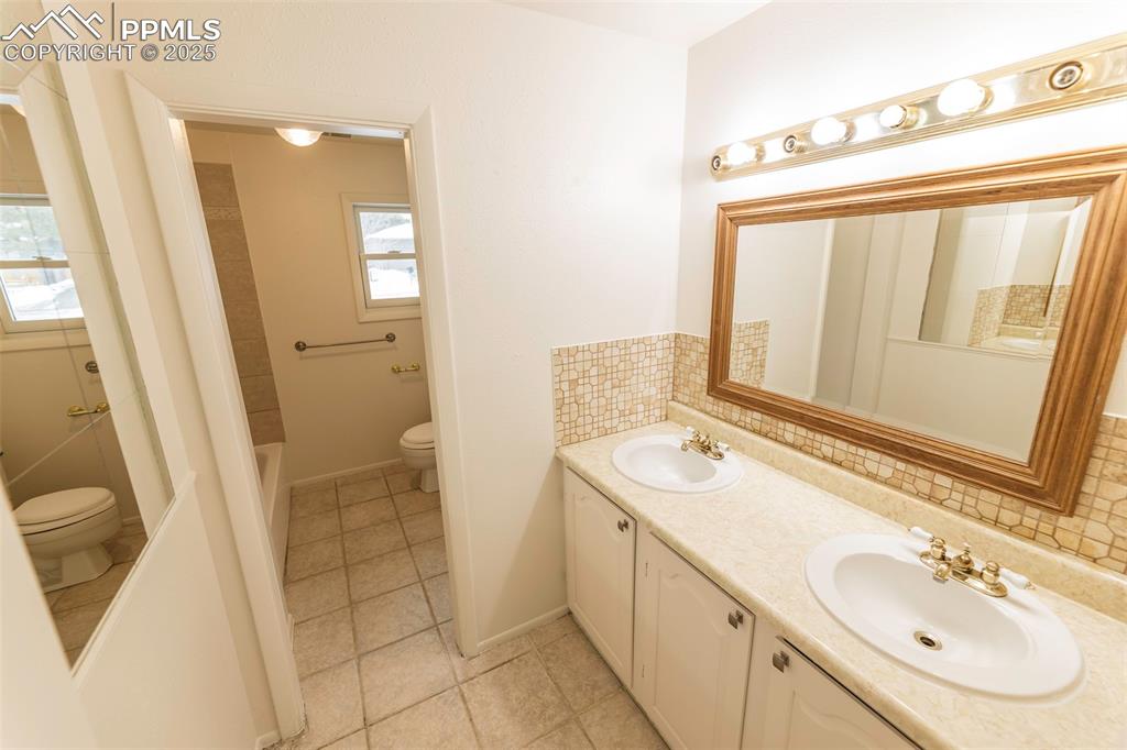 Image 26 of 45: Bathroom