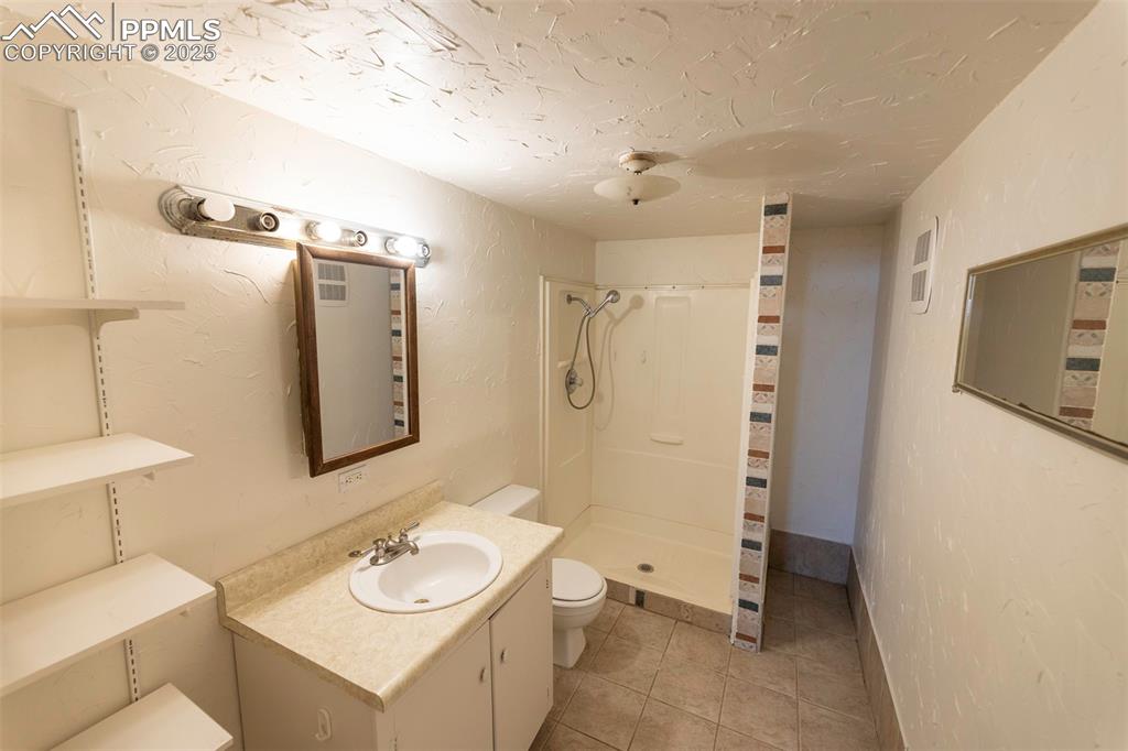 Image 38 of 45: Bathroom