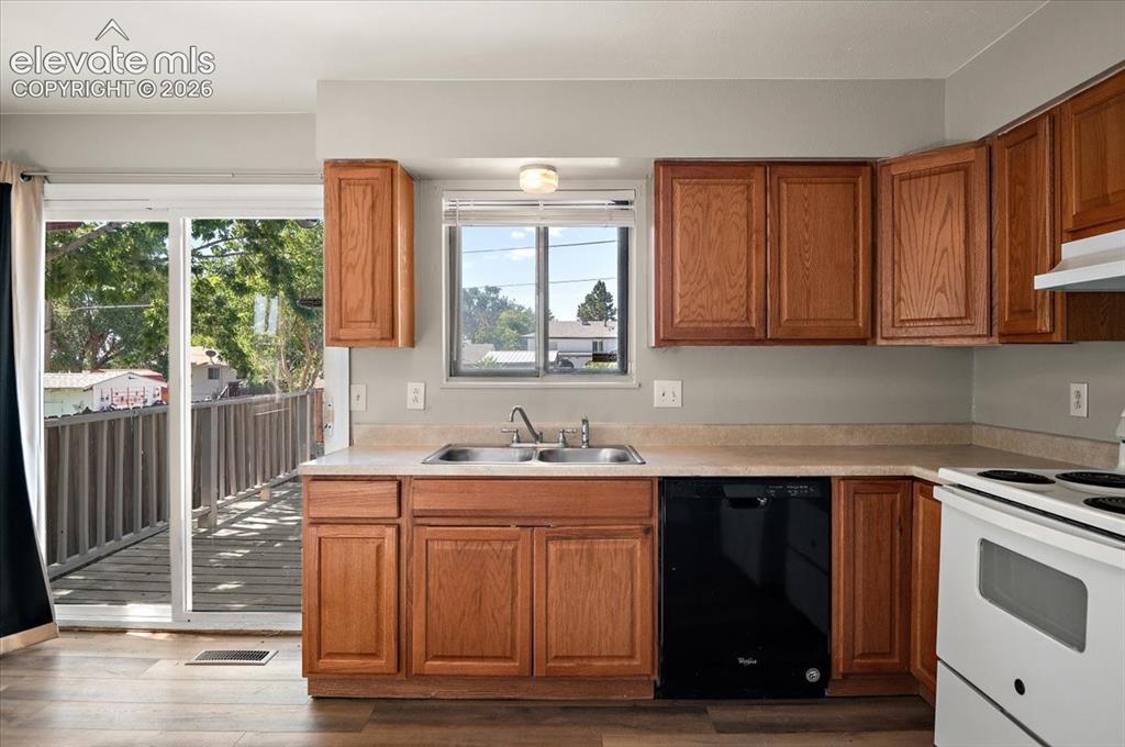 Image 11 of 28: Kitchen
