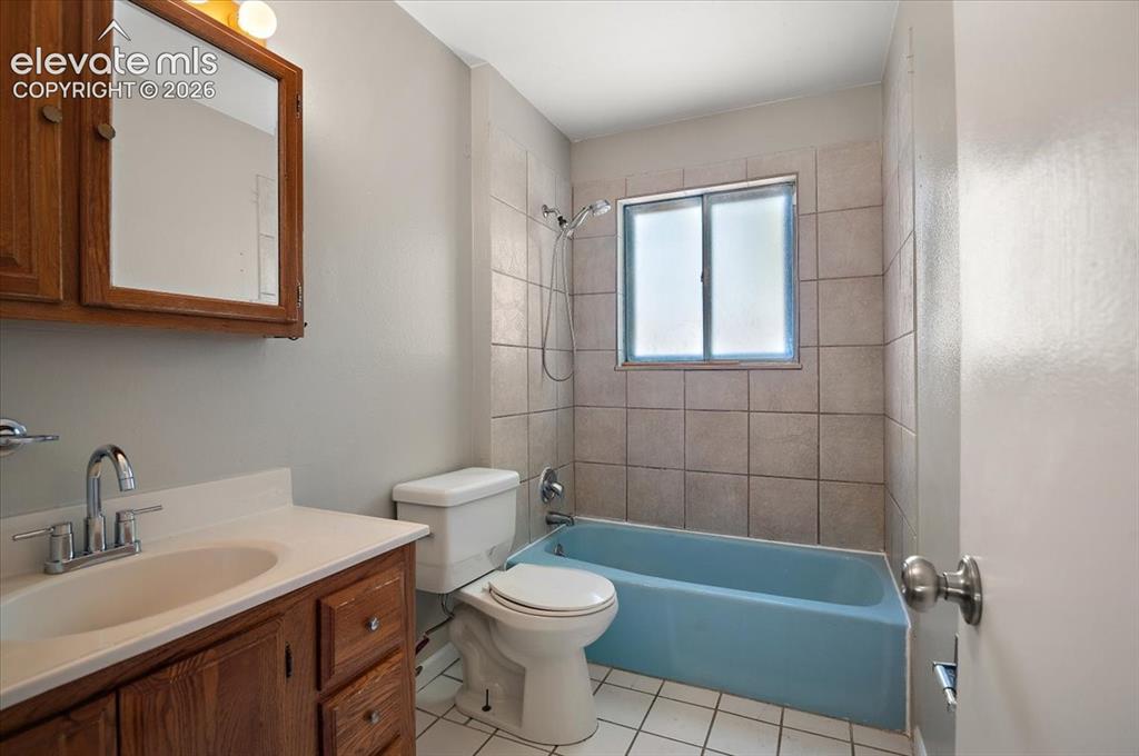 Image 18 of 28: Bathroom