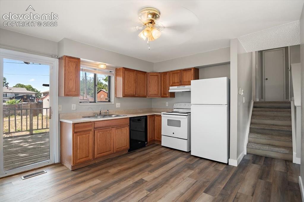 Image 8 of 28: Kitchen