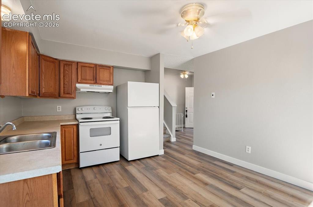 Image 9 of 28: Kitchen