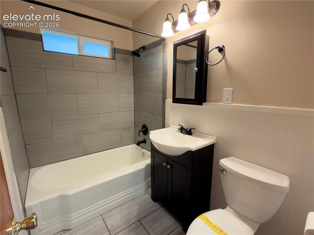 Image 13 of 30: Bathroom