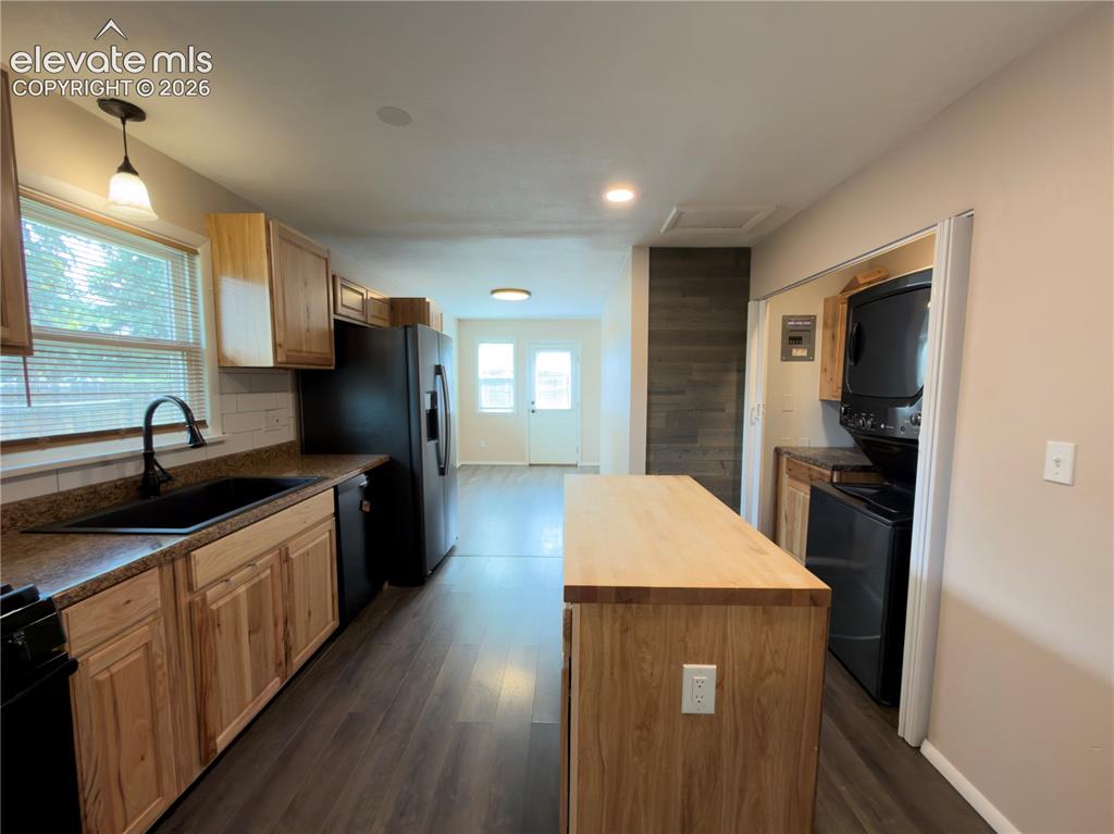 Image 17 of 30: Kitchen