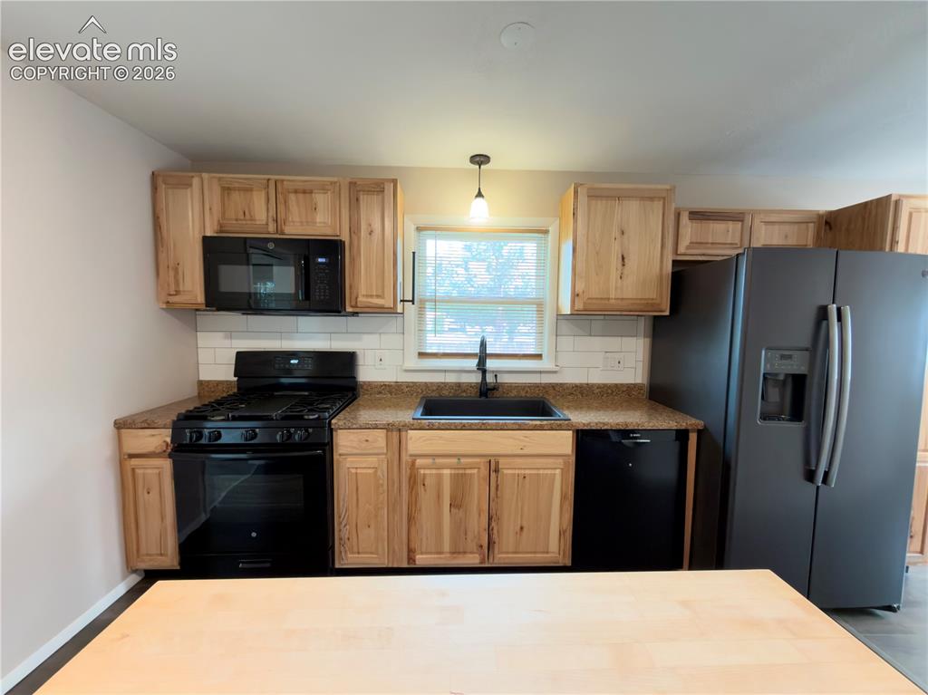 Image 21 of 30: Kitchen