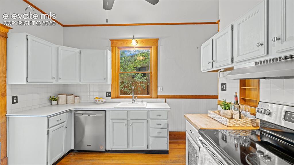 Image 16 of 38: Kitchen