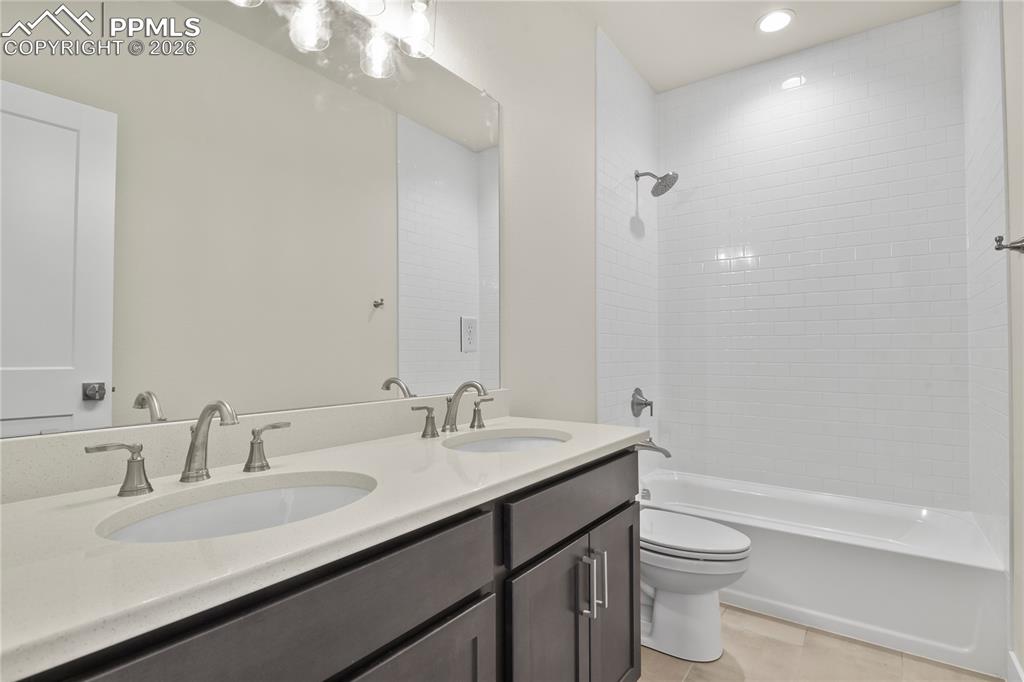 Image 27 of 42: Bathroom