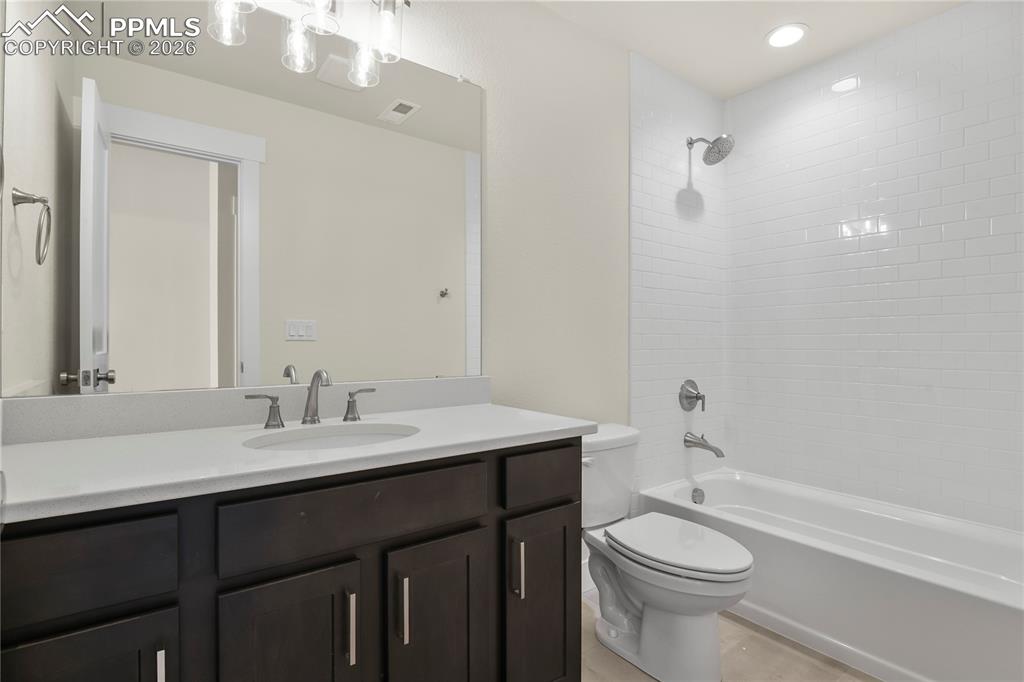 Image 36 of 42: Bathroom