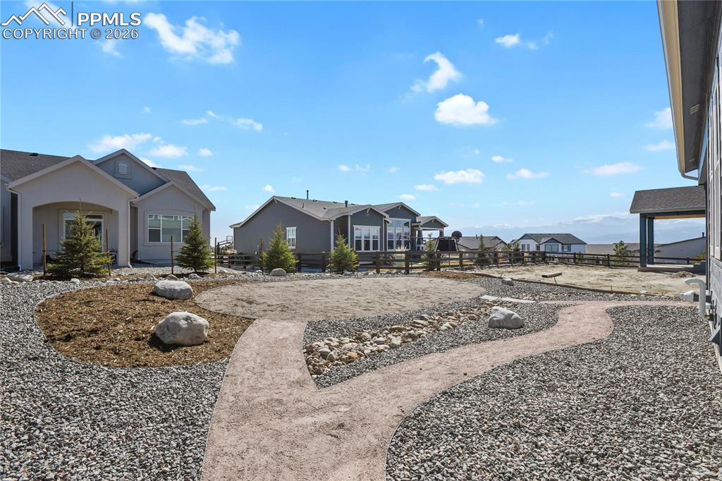 Image 40 of 42: Yard