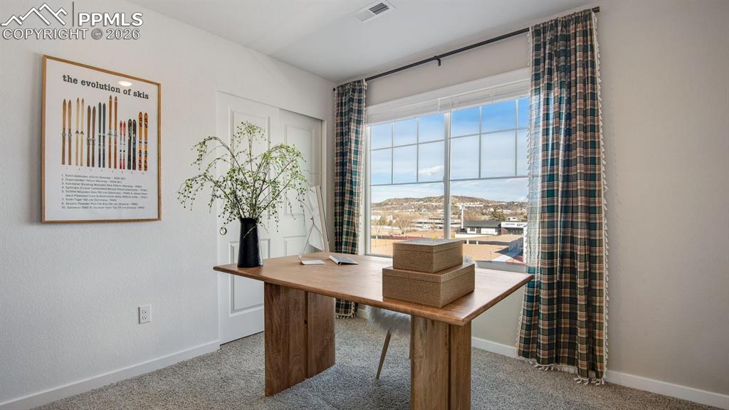 Image 21 of 36: Office