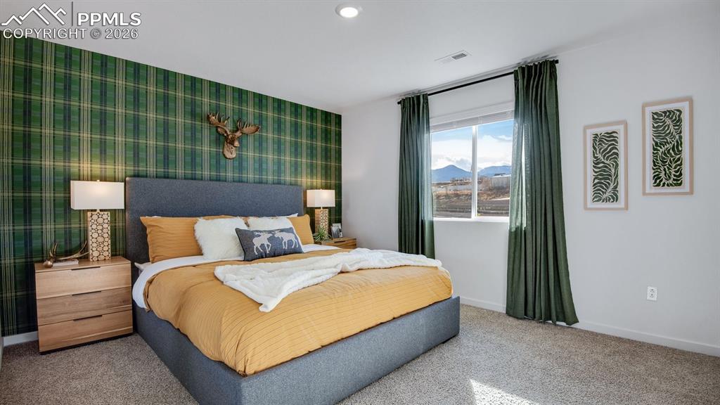 Image 25 of 36: Bedroom