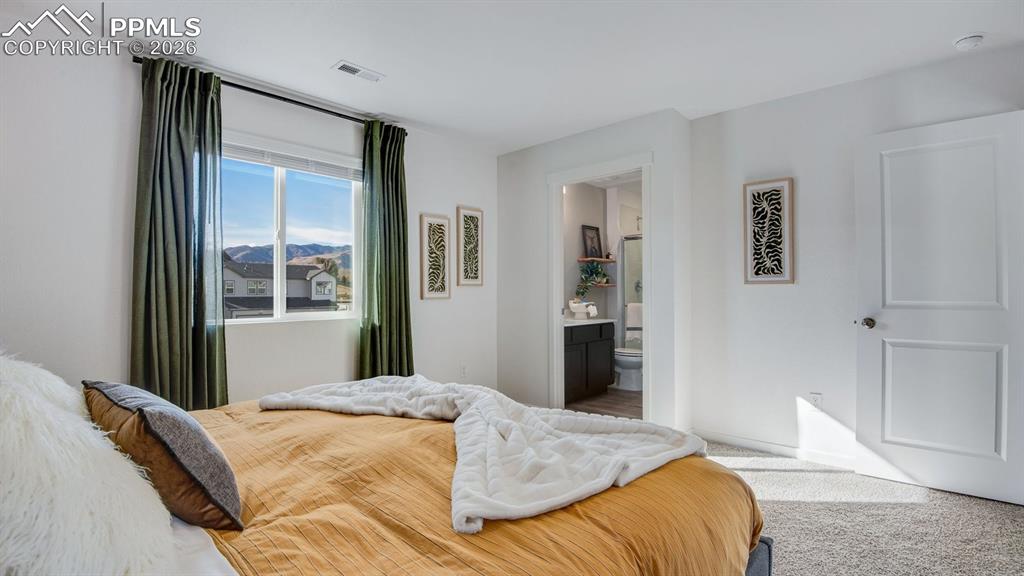 Image 26 of 36: Bedroom