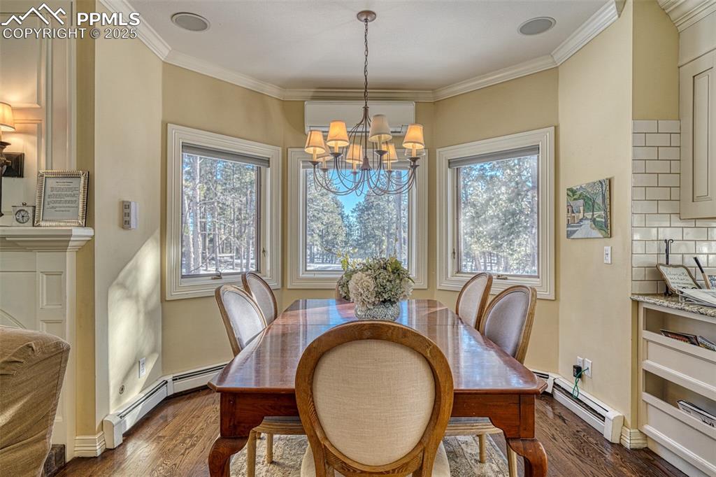 Image 10 of 50: Dining Area