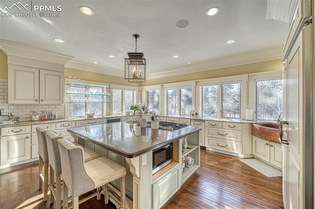 Image 12 of 50: Kitchen