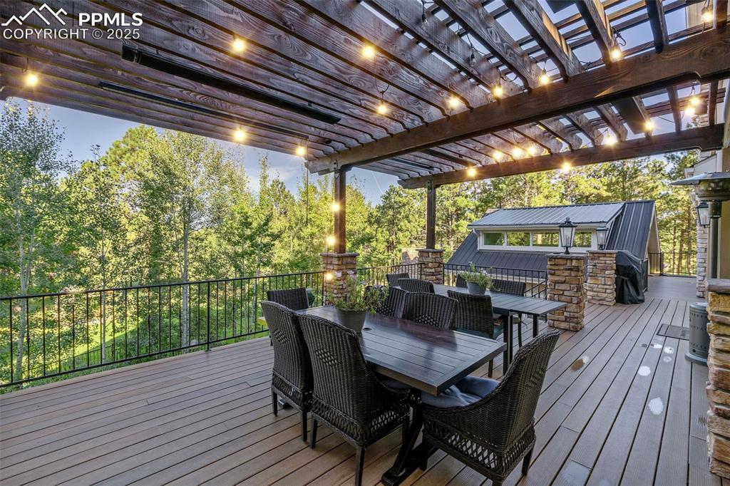 Image 15 of 50: Deck