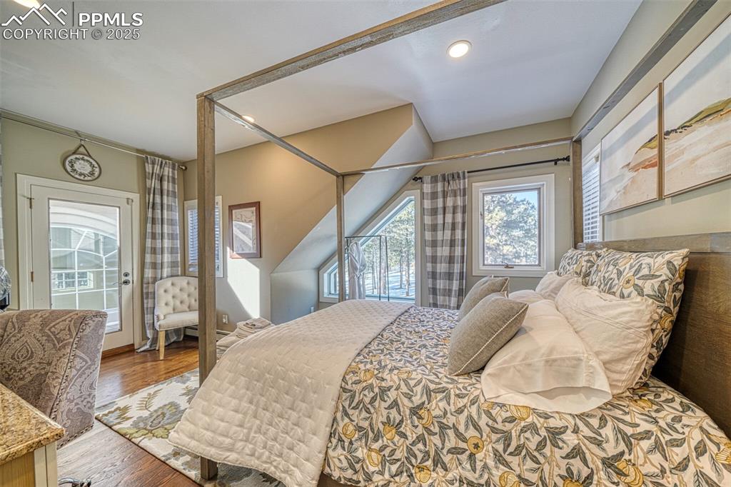 Image 19 of 50: Bedroom