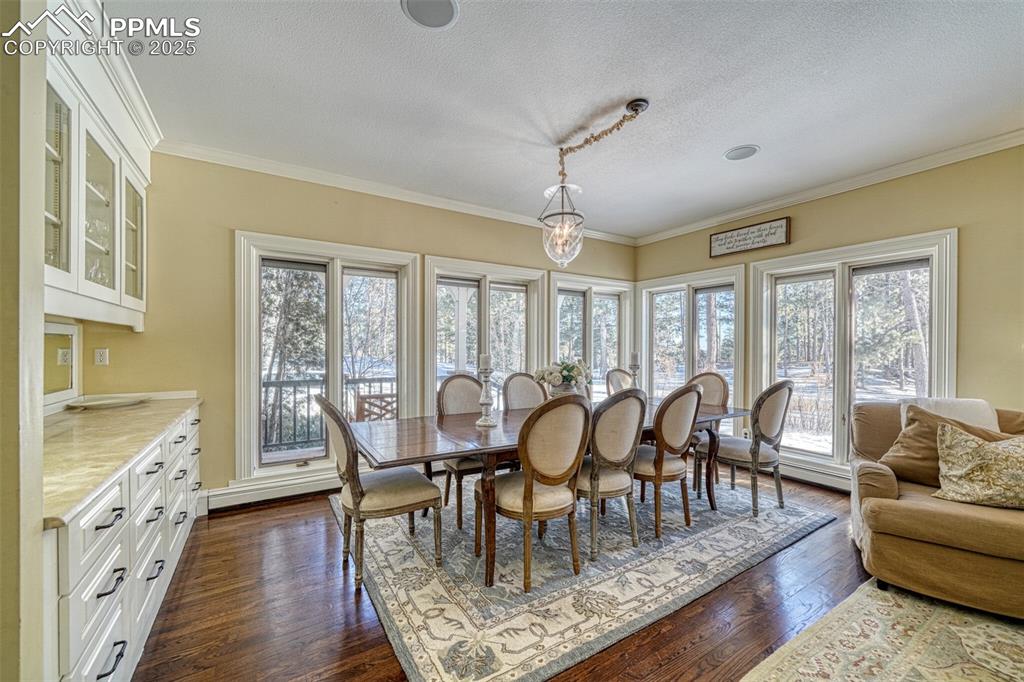 Image 8 of 50: Dining Area