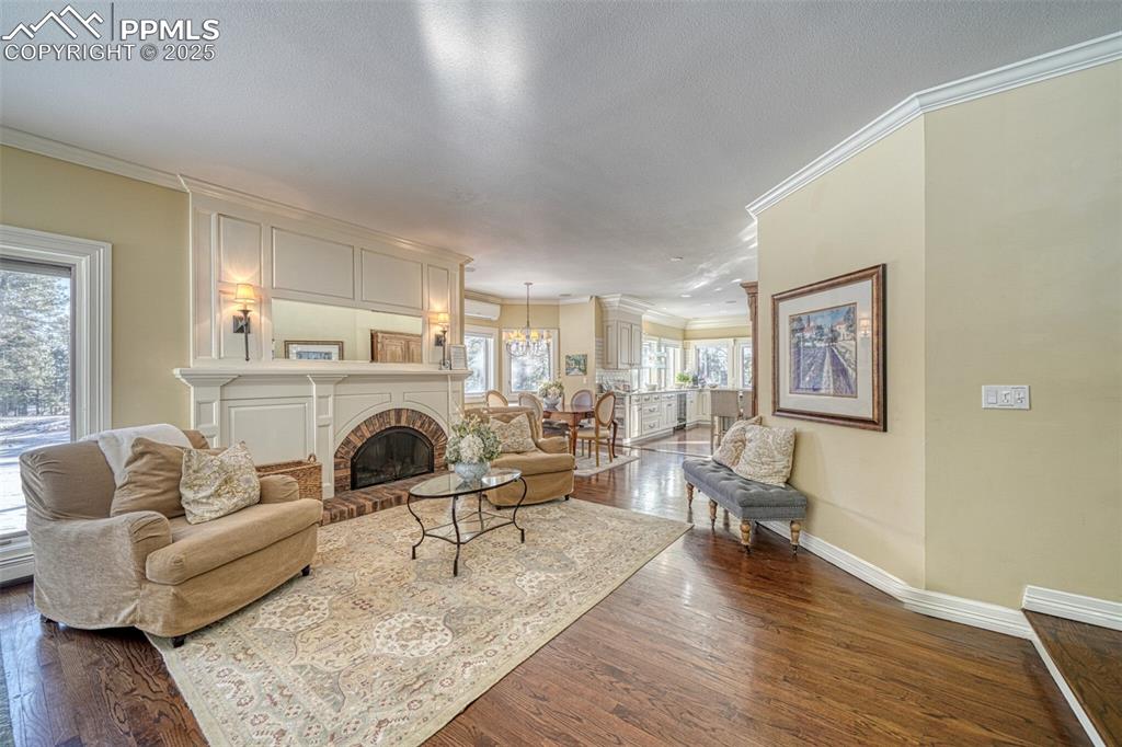 Image 9 of 50: Living Room