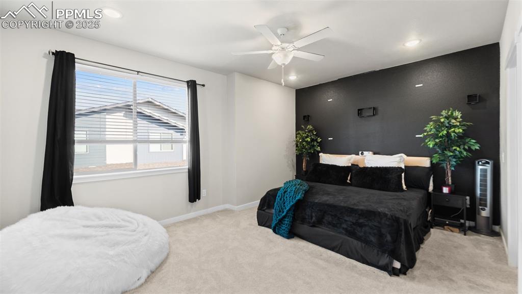 Image 14 of 20: Bedroom