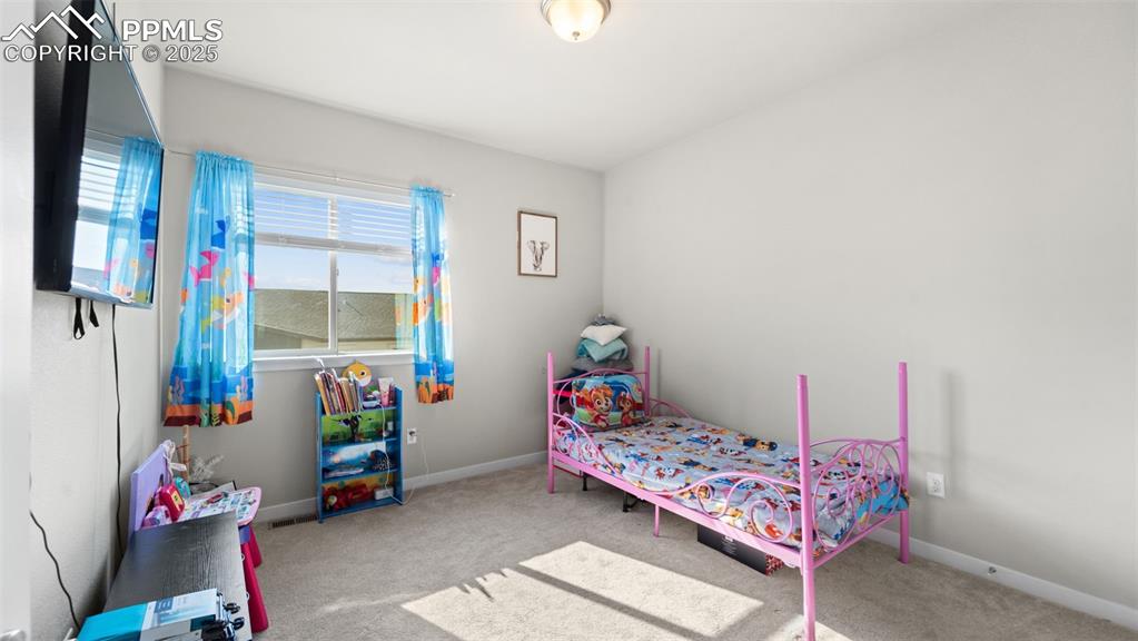 Image 16 of 20: Bedroom