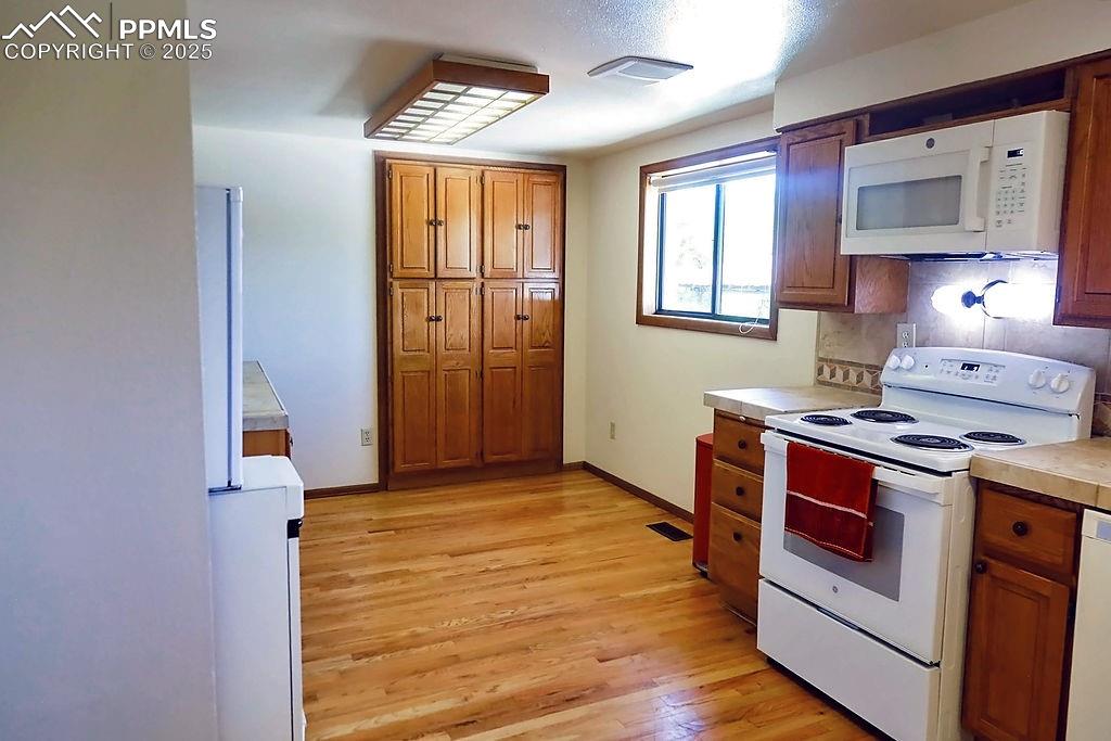 Image 14 of 50: HUGE Kitchen with Lots of Cabinets