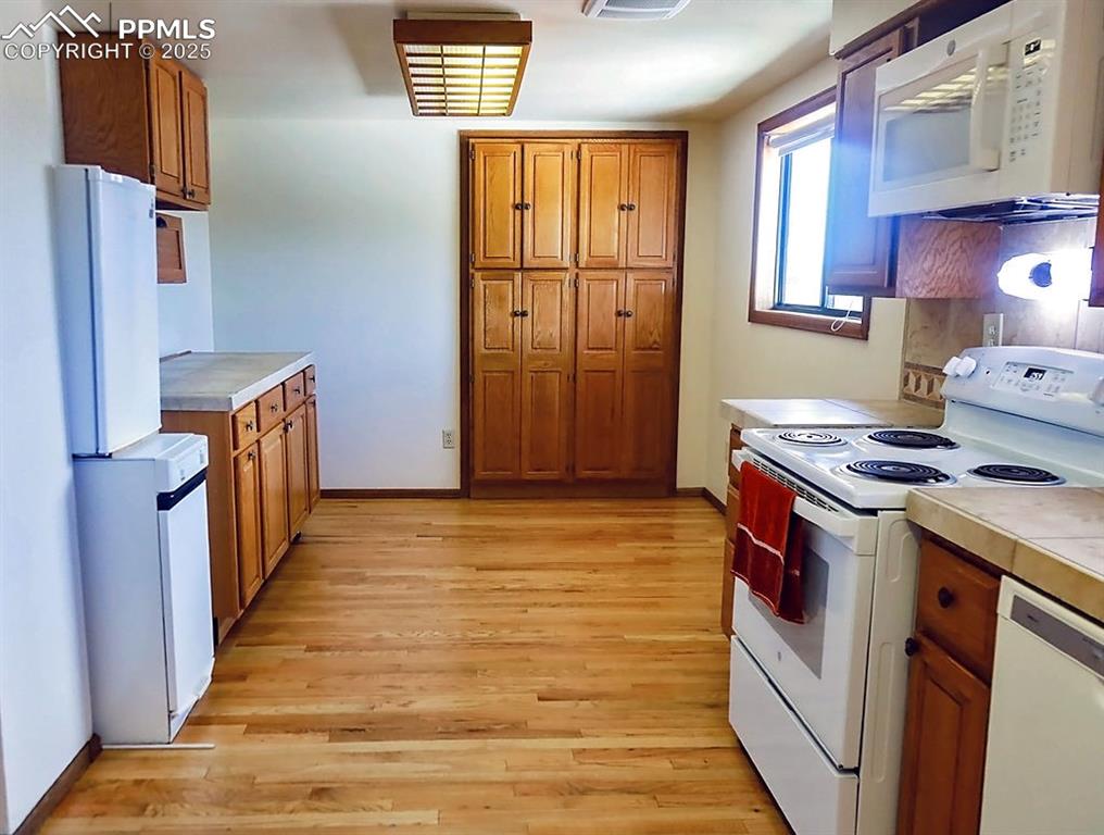 Image 15 of 50: HUGE Kitchen with Lots of Cabinets