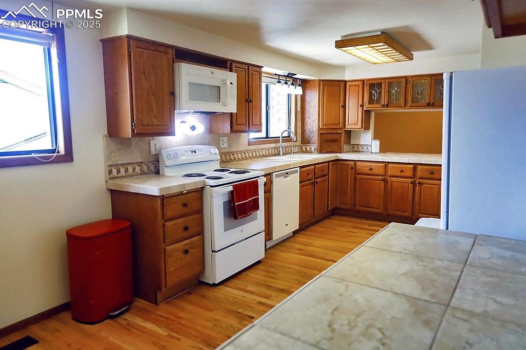 Image 16 of 50: HUGE Kitchen