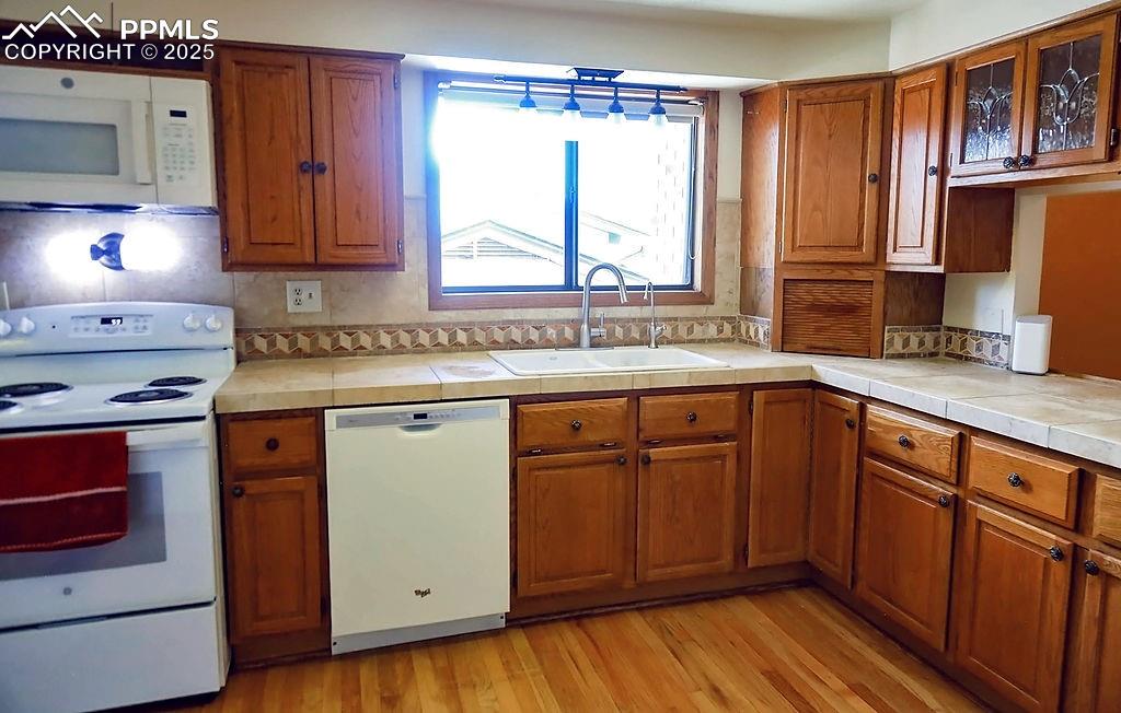 Image 17 of 50: HUGE Kitchen