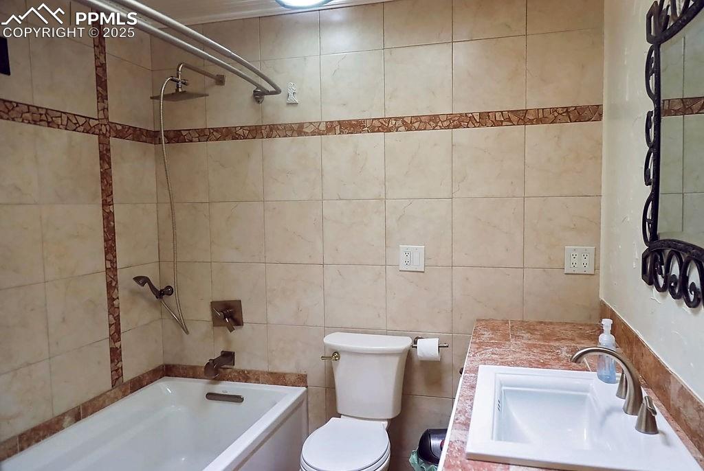 Image 19 of 50: Upper Level Hallway Full Bathroom