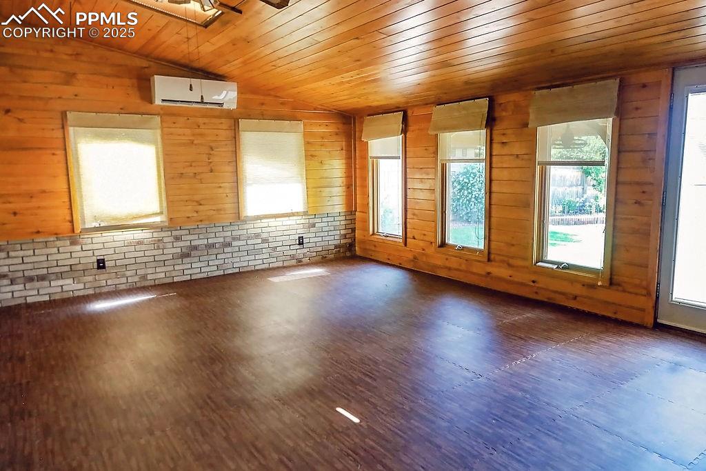 Image 7 of 50: Sun Room with Ceiling Fan
