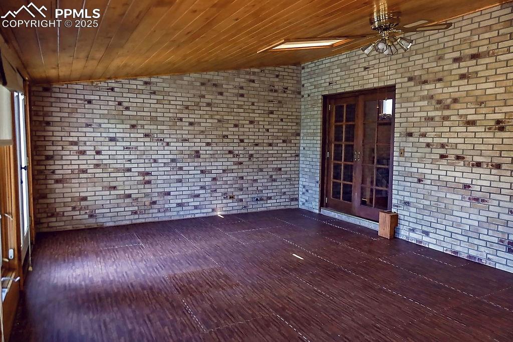 Image 8 of 50: Sun Room with Ceiling Fan