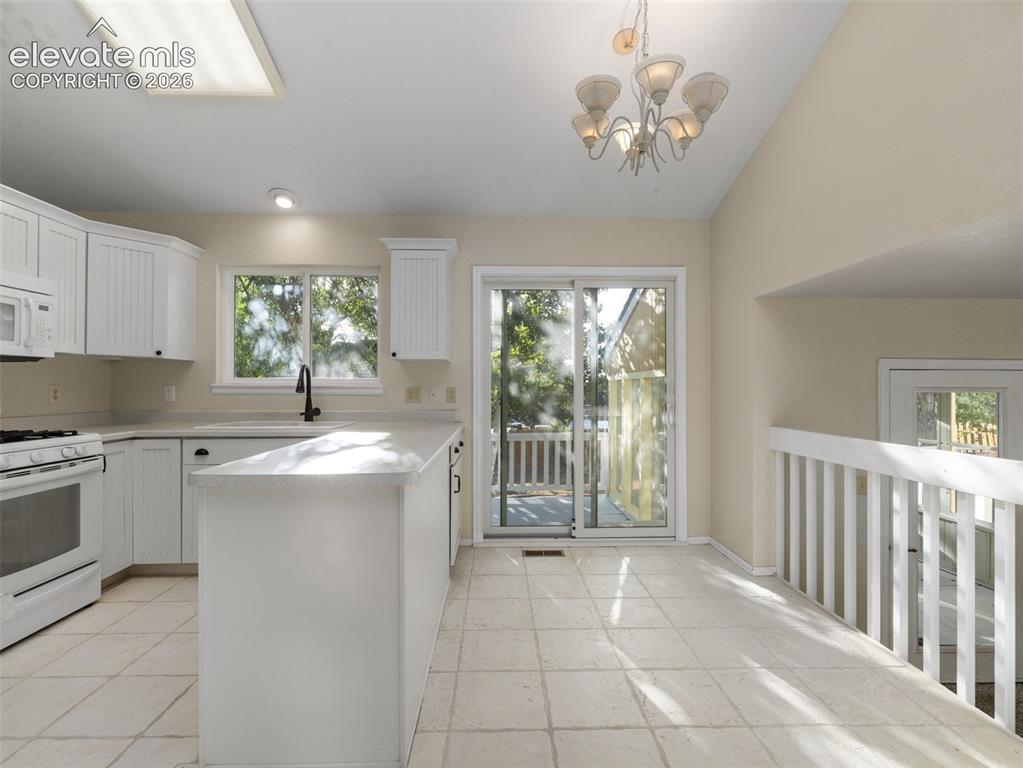 Image 15 of 36: Kitchen