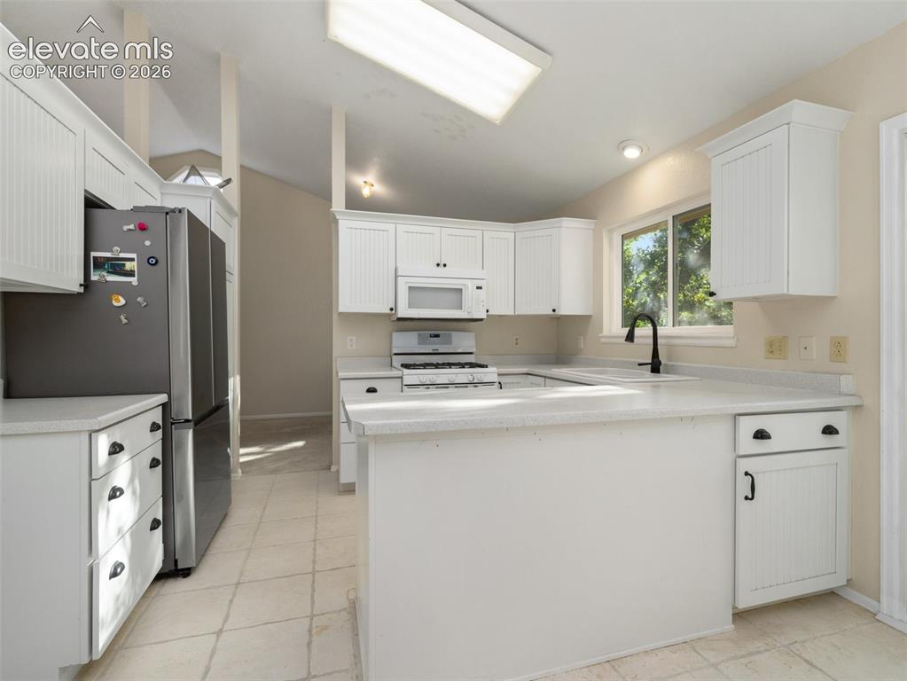 Image 16 of 36: Kitchen