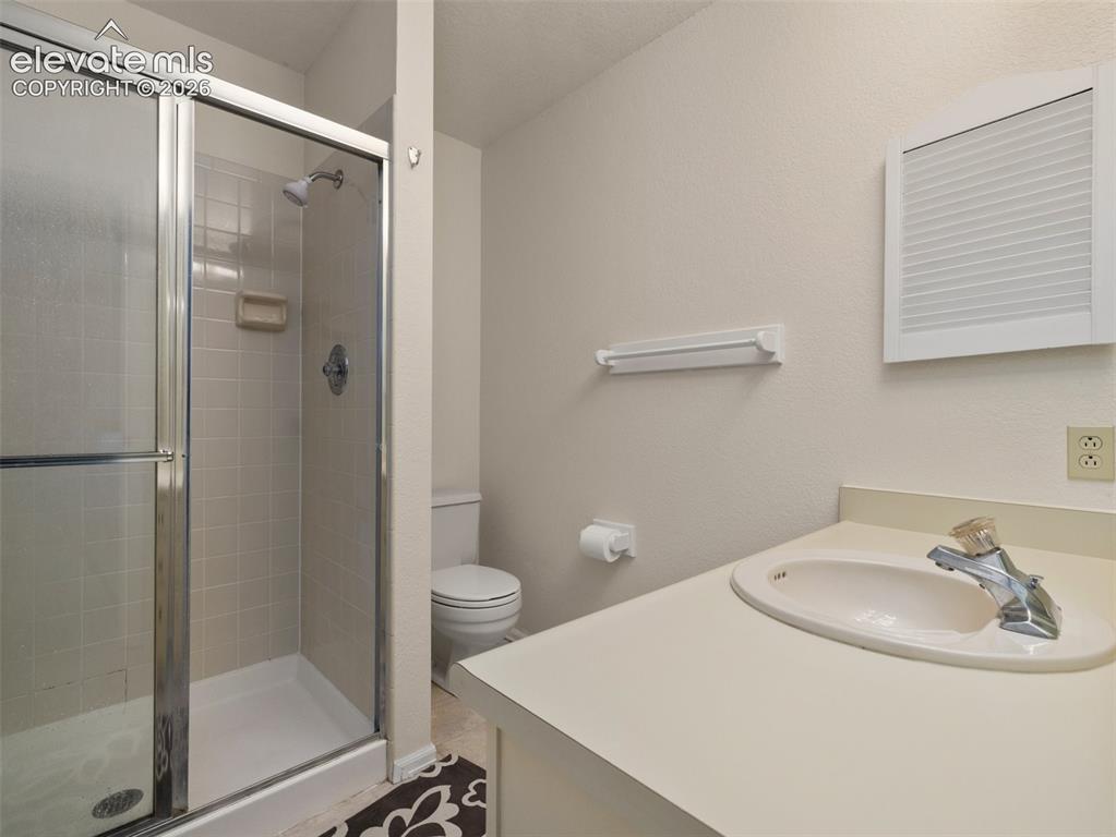 Image 28 of 36: Bathroom
