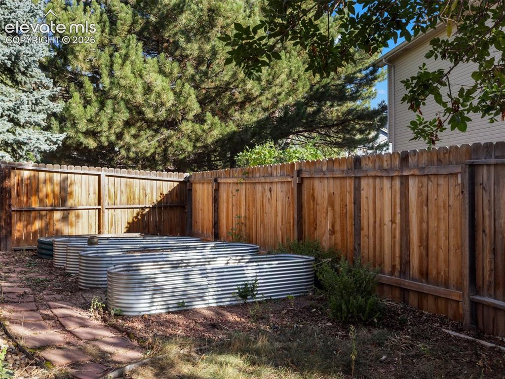 Image 33 of 36: Yard