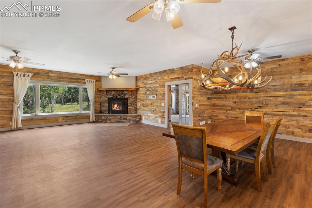 Image 11 of 50: Dining Area