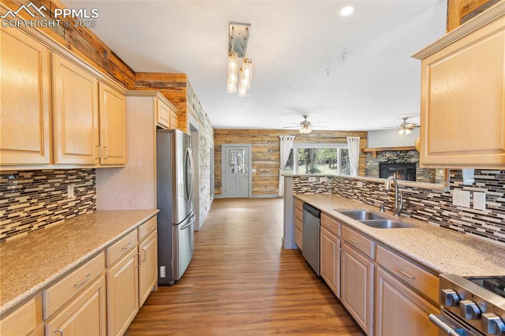 Image 15 of 50: Kitchen