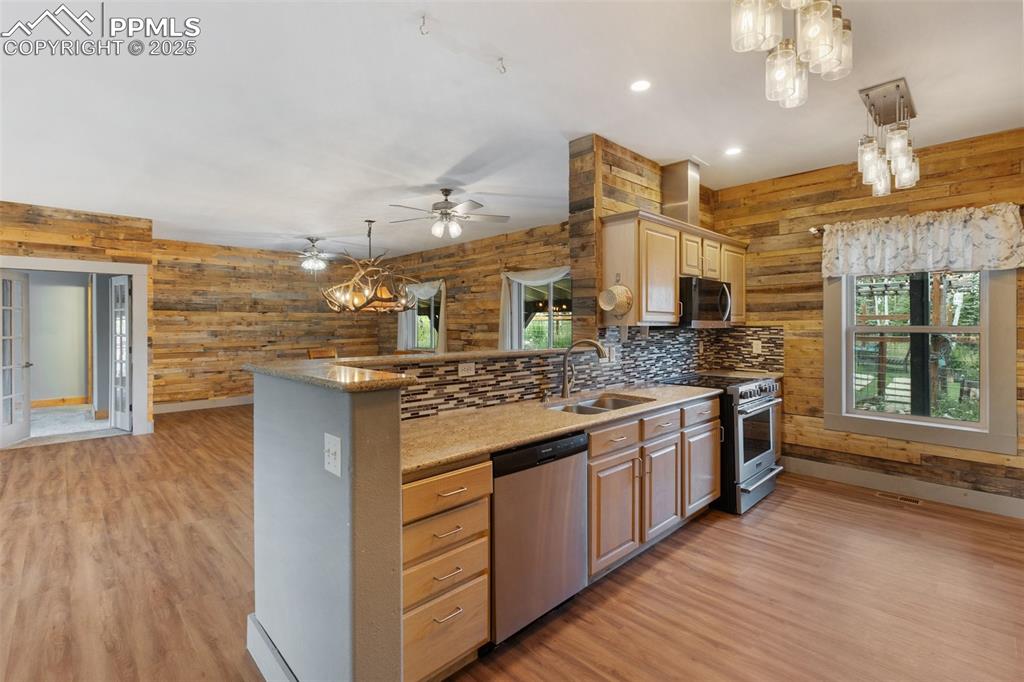 Image 16 of 50: Kitchen