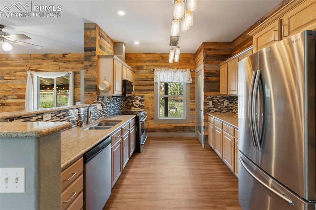 Image 17 of 50: Kitchen