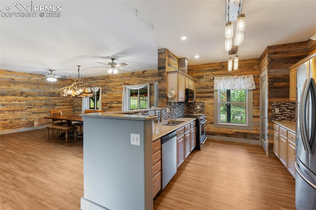 Image 18 of 50: Kitchen